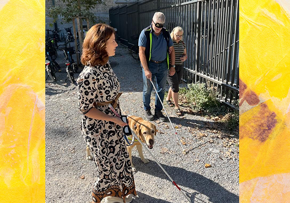 Tag des Weissen Stockes Aktion in Zürich - Blindversuche. Eine betroffene weibliche Person mit Weissem Stock und Blindenführhund ist im Vordergrund. Eine männliche Person mit Dunkelbrille geht mit dem Weissen Stock. Neben ihm ist eine Begleiterin, die ihn am Arm führt.